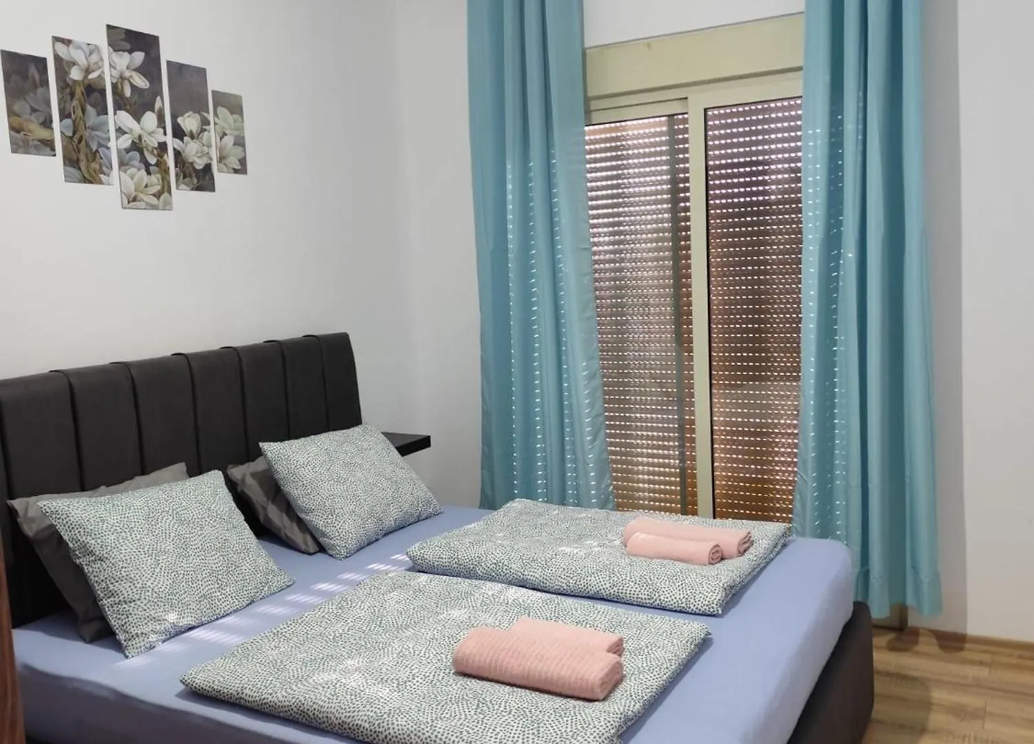 Daisy Apartment Golem  Albania